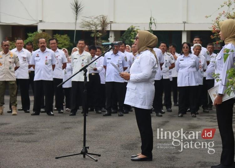 Pimpin Apel Perdana, Wakil Bupati Blora Ajak ASN Serius Layani Masyarakat 25 Wakil Bupati Blora, Sri Setyorini, saat memimpin apel perdana di Halaman Kantor Sekretariat Daerah (Setda) Kabupaten Blora pada Rabu, 26 Februari 2025. (Dok. HMS/Lingkarjateng.id)