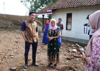 Wakil Bupati Kendal Temukan Sejumlah Masalah Pasca Banjir di Patebon 27 Wakil Bupati Kendal, Benny Karnadi, saat meninjau beberapa titik lokasi terdamak banjir di Kecamatan Patebon, Kabupaten Kendal, pada Selasa, 25 Februari 2025. (Arvian Maulana/Lingkarjateng.id)