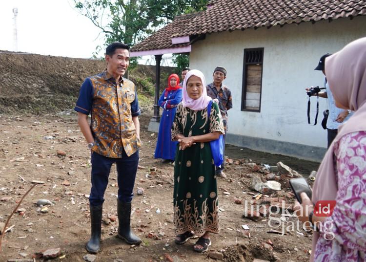 Wakil Bupati Kendal Temukan Sejumlah Masalah Pasca Banjir di Patebon 25 Wakil Bupati Kendal, Benny Karnadi, saat meninjau beberapa titik lokasi terdamak banjir di Kecamatan Patebon, Kabupaten Kendal, pada Selasa, 25 Februari 2025. (Arvian Maulana/Lingkarjateng.id)