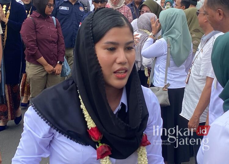 Wakil Bupati Kudus, Bellinda Putri Birton, saat tiba di Pendopo Kabupaten Kudus pada Jumat, 21 Februari 2025. (Mohammad Fahtur Rohman/Lingkarjateng.id)