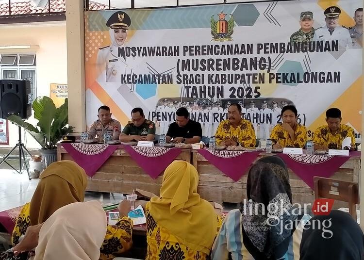 Wakil Ketua DPRD Kabupaten Pekalongan, Ruben R. Prabu Faza (baju hitam), menghadiri Musrenbang Kecamatan Sragi pada Selasa, 11 Februari 2025. (Fahri Akbar/Lingkarjateng.id)