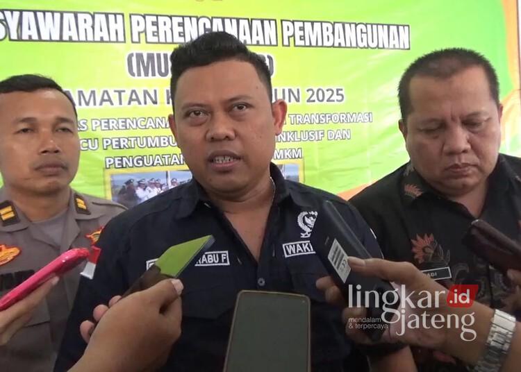 Wakil Ketua DPRD Kabupaten Pekalongan, Ruben R. Prabu Faza, saat memberi keterangan usai Musrenbang Kecamatan Kesesi pada Rabu, 19 Februari 2025. (Fahri Akbar/Lingkarjateng.id)