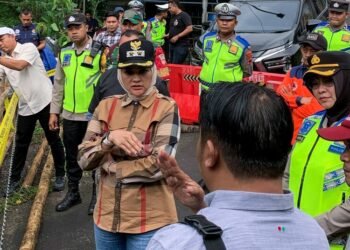 Wakil Wali Kota Salatiga, Nina Agustin, bersama Kapolres AKBP Aryuni Novitasari meninjau jembatan penghubung Kecamatan Sidomukti-Sidorejo baru-baru ini. (Dok. Prokompim Setda Salatiga/Lingkarjateng.id)