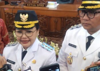 Wali Kota Semarang Janji Realisasikan Program Rp 25 Juta Per RT Tahun Ini 29 Wali Kota dan Wakil Wali Kota Semarang, Agustina Wilujeng Pramestuti dan Iswar Amiruddin saat memberi keterangan usai rapat paripurna DPRD Kota Semarang pada Kamis, 20 Februari 2025 lalu. (Syahril Muadz/Lingkarjateng.id)