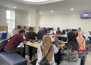 Petugas DPMPTSP Kabupaten Kudus saat membantu masyarakat yang mengajukan NIB di Mal Pelayanan Publik (MPP) setempat. (Nisa Hafizhotus S./Lingkarjateng.id)