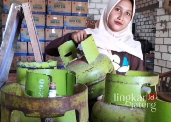Warga Kabupaten Rembang menunjukkan tabung gas LPG 3 kilogram. (Rembangkab/Lingkarjateng.id)