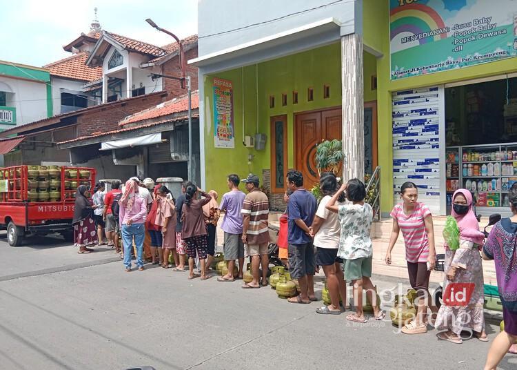 Warga sedang antre gas LPG 3 kg di Jalan Kebonharjo Raya, Kecamatan Semarang Utara, Kota Semarang, pada Rabu, 12 Februari 2025. (Syahril Muadz/Lingkarjateng.id)