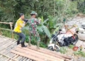 Sejumlah relawan saat membantu warga menyeberangkan sepeda motor melalui tali gantung di Jembatan Tembelan, Desa Kayupuring, Kecamatan Petungkriyono, Kabupaten Pekalongan, belum lama ini. (Fahri Akbar/Lingkarjateng.id)