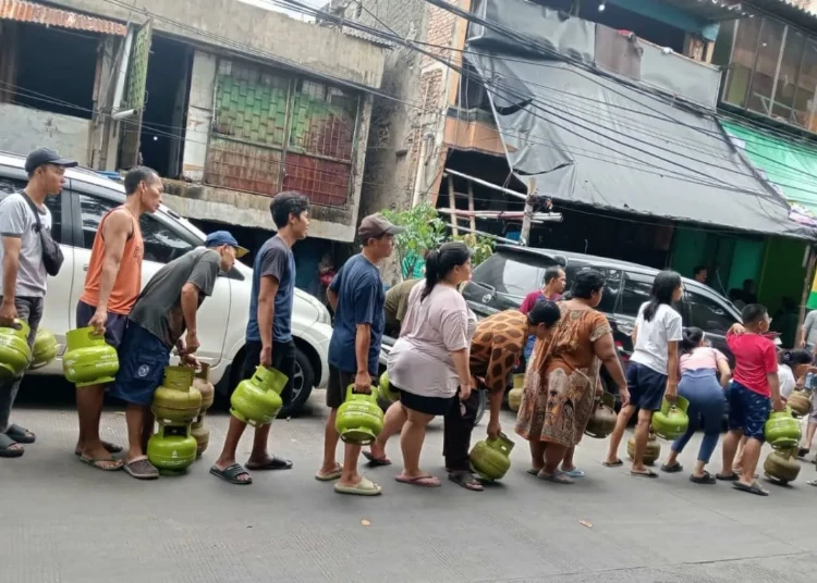 Warga mengantre membeli LPG 3 kg