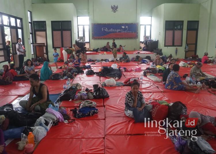 Sejumlah warga terdampak banjir masih bertahan di posko pengungsian yang berada di Aula Kecamatan Pekalongan Barat, Kota Pekalongan, Senin, 3 Februari 2025. (Fahri Akbar/Lingkarjateng.id)