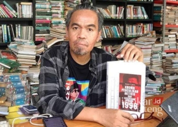 Penulis sekaligus aktivis, Muhidin M Dahlan. (Dok. Pribadi/Lingkarjateng.id)