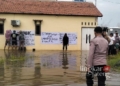 Sejumlah warga Desa Loireng memasang tulisan protes untuk Pemdes setempat menuntut penanganan banjir, Sabtu 2 Februari 2025. (M Burhanuddin Aslam/Lingkarjateng.id)