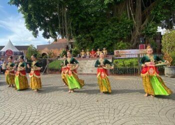 Penampilan Tari Dandangan di Taman Menara Kudus pas Rabu sore, 19 Februari 2025. (Mohammad Fahtur Rohman/Lingkarjateng.id)