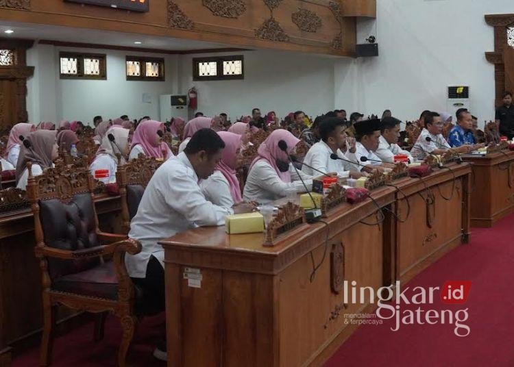 Ratusa guru honorer di Pati beraudiensi dengan Dewan Perwakilan Rakyat Daerah (DPRD), Dinas Pendidikan dan Kebudayaan (Disdikbud) dan Badan Kepegawaian dan Pengembangan Sumber Daya Manusia (BKPSDM), Jumat, 7 Februari 2025. (Setyo Nugroho/Lingkarjateng.id)