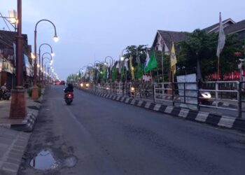 Kondisi Jalan Sudirman yang ada di depan Pasar Projo, Kecamatan Ambarawa, Kabupaten Semarang yang mana Pemkab Semarang akan segera memberlakukan sistem satu arah secara permanen. Proyek ini juga dipastikan tidak terdampak efisiensi anggaran. (Hesty Imaniar/Lingkarjateng.id)