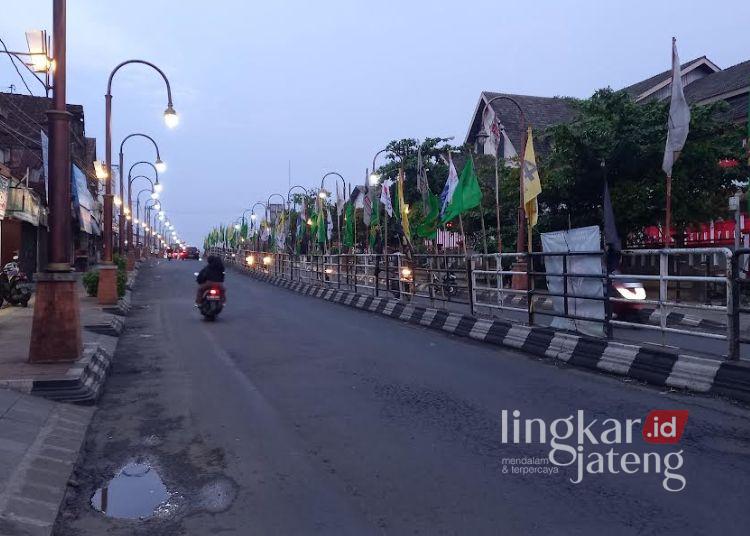 Kondisi Jalan Sudirman yang ada di depan Pasar Projo, Kecamatan Ambarawa, Kabupaten Semarang yang mana Pemkab Semarang akan segera memberlakukan sistem satu arah secara permanen. Proyek ini juga dipastikan tidak terdampak efisiensi anggaran. (Hesty Imaniar/Lingkarjateng.id)
