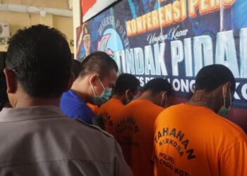 Polres Pekalongan saat menggelar konferensi pers terkait kasus penggelapan dana koperasi sebesar Rp2,3 miliar oleh seorang karyawan yang menggunakan modus kredit fiktif, Rabu, 19 Februari 2025. (Fahri Akbar/Lingkarjateng.id)