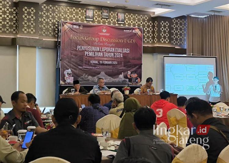 FGD yang dilaksanakan oleh KPU Kendal dengan narasumber Dosen Undip Semarang, yakni Prof Mudjahirin Thohir, Turtiantoro, dan Muhammad Abdullah. Kegiatan ini digelar di salah satu hotel di Kendal pada Rabu, 19 Februari 2025. (Arvian Maulana/Lingkarjateng.id)