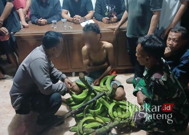 Pelaku pencurian pisang di Desa Gunungsari, Kecamatan Tlogowungu, Kabupaten Pati diamankan warga di Kantor Kepala Desa pada Senin malam, 17 Februari 2025. (Dok. for Lingkarjateng.id)