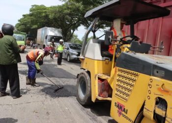 Proses perbaikan jalan rusak di Pantura Demak oleh pihak Bina Marga. Sebelumnya, jalanan ini kerap memicu terjadinya kecelakaan karena kondisinya yang rusak berlubang. (M Burhanuddin Aslam/Lingkarjateng.id)