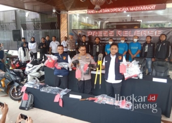 Polda Jateng saat menggelar konferensi pers kasus perampokan di Kecamatan Sukolilo, Kabupaten Pati, di Mapolda Jateng, Semarang, pada Rabu, 12 Februari 2025. (Syahril Muadz/Lingkarjateng.id)