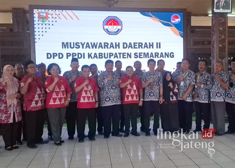 Bupati Semarang, Ngesti Nugraha, berfoto bersama jajaran DPD PPDI Kabupaten Semarang dalam Musda ke-2 yang berlangsung di Pendopo Rumah Dinas Bupati Semarang, Ungaran Timur, Kabupaten Semarang, Minggu, 2 Februari 2025. (Hesty Imaniar/Lingkarjateng.id)