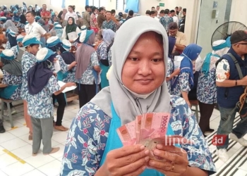 Buruh pabrik rokok di Kudus saat menerima BLT DBHCHT tahun lalau. (Nisa Hafizhotus S./Lingkarjateng.id)