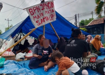 Petani Desa Pundenrejo, Kecamatan Tayu, Kabupaten Pati, istirahat di dalam tenda yang didirikan di Halaman Kantor Badan Pertanahan (BPN) Pati pada Selasa, 11 Februari 2025. (Setyo Nugroho/Lingkarjateng.id)