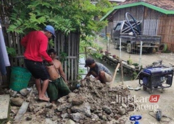 Proses penambahan pipa saluran air PDAM di Kecamatan Batangan, Pati baru-baru ini. (Dok. Lingkarjateng.id)