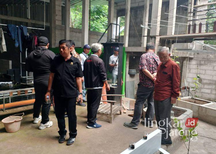 Sejumlah anggota Komisi C DPRD Kota Salatiga saat meninjau kondisi jembatan penghubung Kampung Banyuputih, Sidorejo Lor dan Kampung Winong, Kecandran, Jumat, 21 Februari 2025. (Dok. DPRD Salatiga/Lingkarjateng.id)