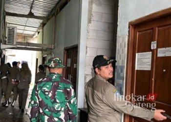 Petugas gabungan saat melakukan penggerebekan kos-kosan yang ada di belakang eks stasiun Demak, Jumat malam 7 Februari 2025. (M Burhanuddin Aslam/Lingkarjateng.id)