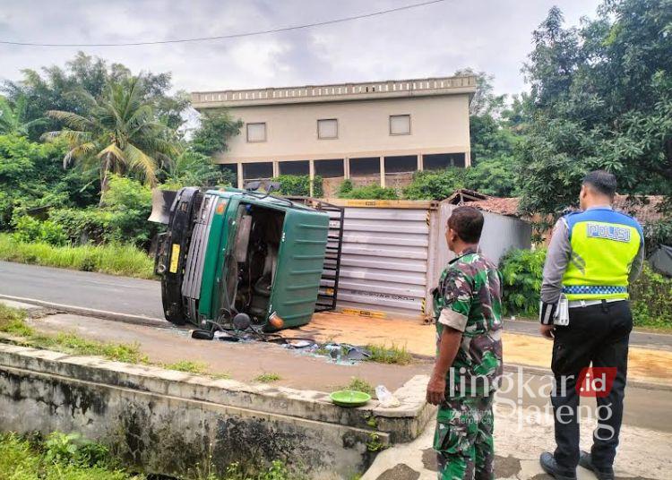 Truk kontainer yang terguling di tanjakan Mantingan tepatnya di tanjakan sebelah timur Makam Sultan Hadlirin Desa Mantingan, Kecamatan Tahunan, Kabupaten Jepara, pada Jumat, 21 Februari 2025.(Tomi Budianto/Lingkarjateng.id)