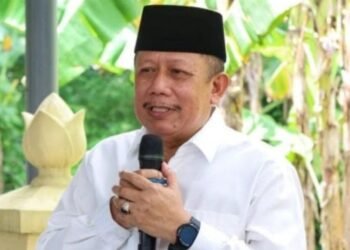 Wakil Bupati Grobogan Bambang Pujiyanto tengah menyampaikan salam perpisahan saat ikut menghadiri ziarah ke makam leluhur dalam rangka Hari Jadi ke-299 Kabupaten Grobogan pada Senin, 17 Februari 2025. (Dok. for Lingkarjateng.id)