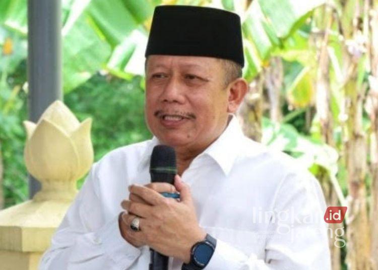 Wakil Bupati Grobogan Bambang Pujiyanto tengah menyampaikan salam perpisahan saat ikut menghadiri ziarah ke makam leluhur dalam rangka Hari Jadi ke-299 Kabupaten Grobogan pada Senin, 17 Februari 2025. (Dok. for Lingkarjateng.id)