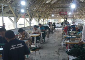 MENJAHIT: Warga Binaan Pemasyarakatan (WBP) di Lembaga Pemasyarakatan (Lapas) Kelas IIA Pekalongan mengikuti program menjahit. (Fahri Alakbar/Lingkarjateng.id)