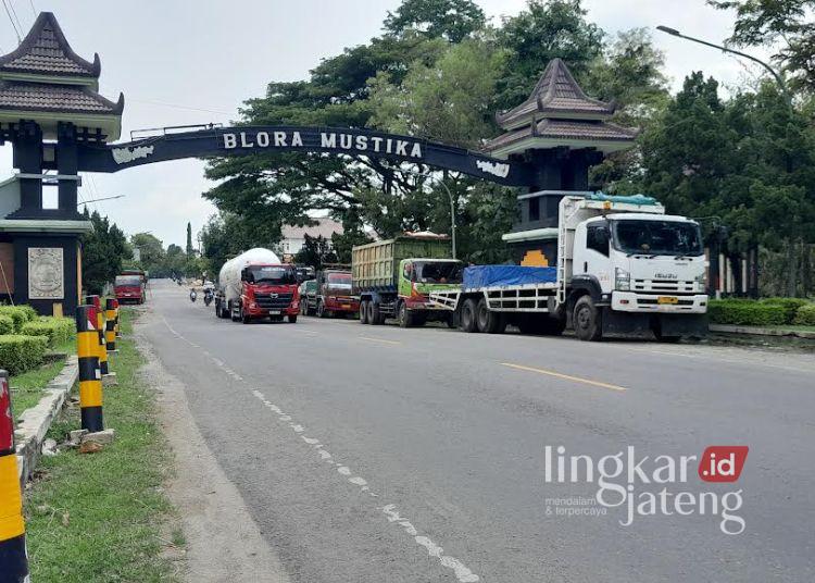 ILUSTRASI: Jalan nasional di Kabupaten Blora. (Eko Wicaksono/Lingkarjateng.id)