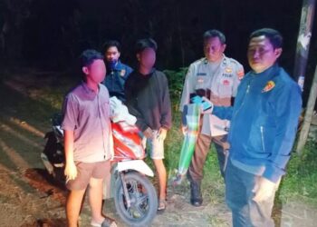 PATROLI:  Anggota Polsek Tlogowungu mengamankan dua remaja hendak perang sarung di Jalan Raya Dukuh Kereppare, Desa Tamansari, Kecamatan Tlogowungu, Kabupaten Pati pada Kamis, 6 Maret 2025. (Polsek Tlogowungu/Lingkarjateng.id)