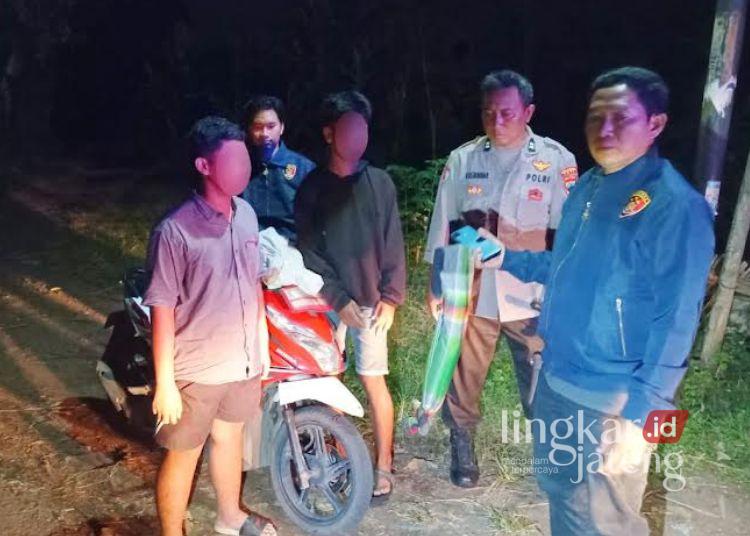 2 Remaja di Pati Hendak Perang Sarung Berujung Ditangkap 25 PATROLI: Anggota Polsek Tlogowungu mengamankan dua remaja hendak perang sarung di Jalan Raya Dukuh Kereppare, Desa Tamansari, Kecamatan Tlogowungu, Kabupaten Pati pada Kamis, 6 Maret 2025. (Polsek Tlogowungu/Lingkarjateng.id)