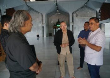 SURVEI: Bupati Pati, Sudewo (kanan) bersama Plt Kepala Dinas Pekerjaan Umum dan Penataan Ruang (DPUTR) Kabupaten Pati, Riyoso, Pengurus Masjid Baitunnur dan konsultan arsitek meninjau masjid agung Baitunnur pada Sabtu, 1 Maret 2025. (Lingkarjateng.id)