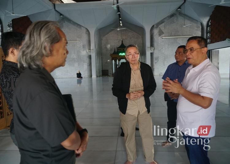 SURVEI: Bupati Pati, Sudewo (kanan) bersama Plt Kepala Dinas Pekerjaan Umum dan Penataan Ruang (DPUTR) Kabupaten Pati, Riyoso, Pengurus Masjid Baitunnur dan konsultan arsitek meninjau masjid agung Baitunnur pada Sabtu, 1 Maret 2025. (Lingkarjateng.id)