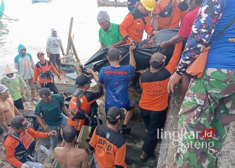 Korban Hilang Akibat Kecelakaan Laut di Dukuhseti Pati Ditemukan Tewas 25 EVAKUASI: Tim SAR gabungan Anggota Satpolairud Polresta Pati bersama pihak terkait mengevakuasi jasat korban kecelakaan kapal di Perairan Banyutowo, Kecamatan Dukuhseti, Kabupaten Pati, Jumat, 28 Maret 2025. (Dok. Humas Polresta Pati/ Lingkarjateng.id)