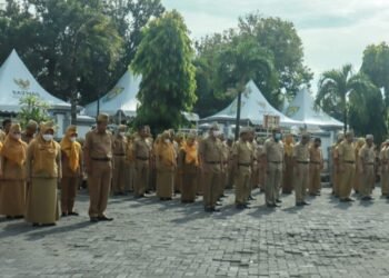 Para ASN di lingkungan Pemerintah Kabupaten Kendal sedang melaksanakan apel. (Arvian Maulana/Lingkarjateng.id)