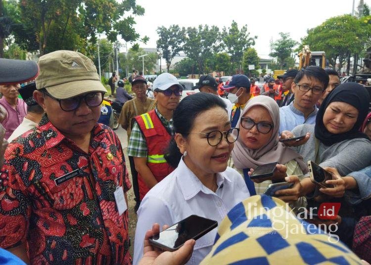 Walikota Semaranvg Agustina Wilujeng Pramestuti Saat Diwawancarai Awak Media pada Jumat, 7 Februari 2025.(Syahril Muadz/Lingkarjateng.id)