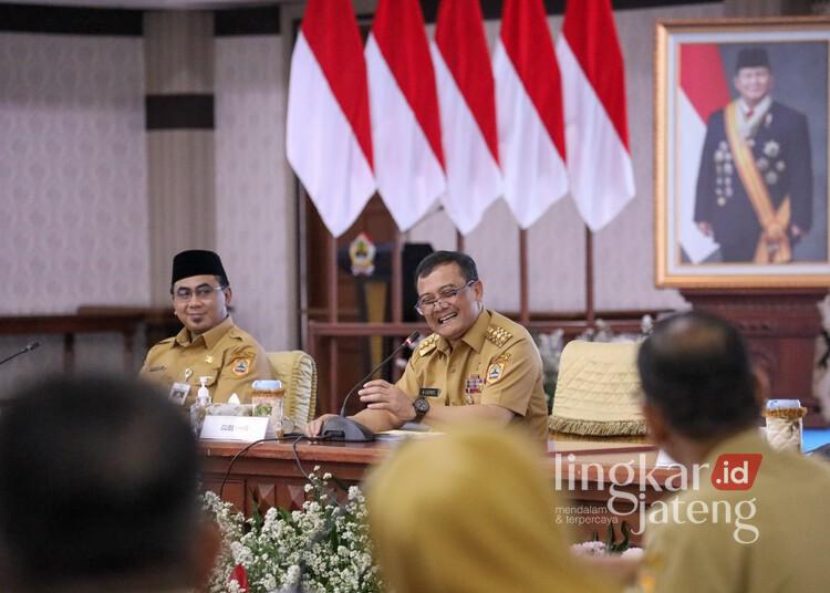 Ahmad Luthfi akan Fokus Perbaiki Jalan di Jateng Jelang Mudik Lebaran 25 Gubernur Jateng Ahmad Luthfi di dampingi Wagub Jateng Taj Yasin Maimoen memimpin rapat bersama seluruh Organisasi Perangkat Daerah (OPD) dan Badan Usaha Milik Daerah (BUMD) pada Senin, 3 Maret 2025. (Pemprov Jateng/Lingkarjateng.id)