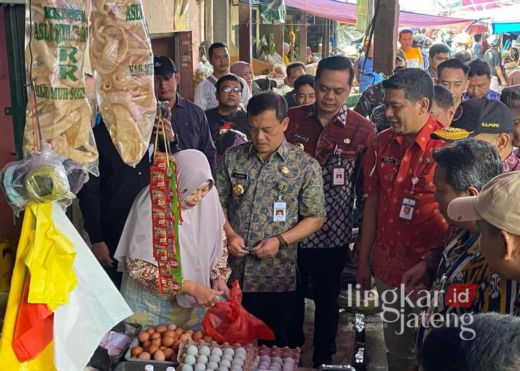 Gubernur Jawa Tengah, Ahmad Lutfi, didampingi oleh Bupati Jepara, Witiarso Utomo, beserta rombongan saat mengecek harga bahan pokok di Pasar Pecangaan pada Selasa, 4 Maret 2025. (Muhammad Aminudin/Lingkarjateng.id)