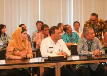 Gubernur Jateng, Ahmad Luthfi, didampingi Wakil Bupati Kudus, Bellinda Putri, dan pihak Djarum diwakili Direktur Public Affairs PT Djarum, Heru Budiyanto, saat kunjungan kerja di PT Djarum Oasis Kudus pada Rabu, 5 Maret 2025. (ANTARA/Lingkarjateng.id)