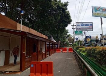 POTRET:  Posko Pengamanan di depan Pasar Puri mulai didirikan pada Rabu 19 Maret 2025. (Setyo Nugroho/Lingkarjateng.id)