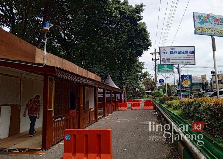 POTRET:  Posko Pengamanan di depan Pasar Puri mulai didirikan pada Rabu 19 Maret 2025. (Setyo Nugroho/Lingkarjateng.id)