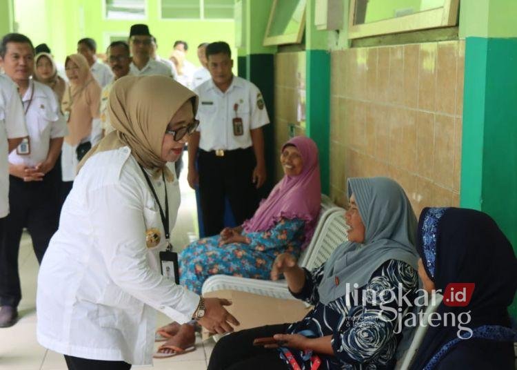 Wakil Bupati Blora Sri Setyorini melakukan pengecekan langsung di rumah sakit atau fasilitas kesehatan plat merah di Kabupaten Blora belum lama ini. (Dok. Pemkab Blora/Lingkarjateng.id)