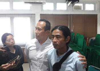 Ketua YLBH Petir Jateng, Zainal Abidin, bersama ayah Gamma, Andi Prabowo, usai mengikuti prosesi penyerahan Aipda Robig di Kejari Kota Semarang, pada Kamis, 6 Maret 2025. (Syahril Muadz/Lingkarjateng.id)